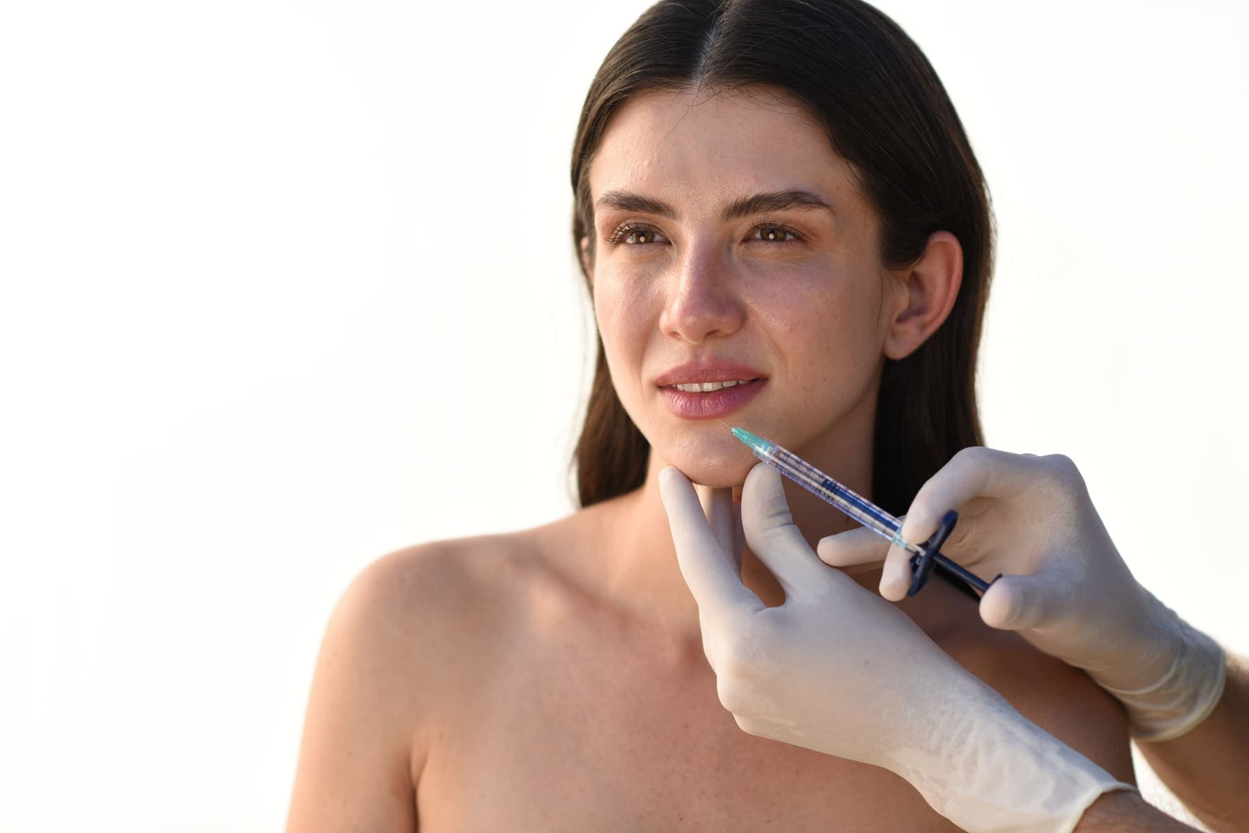 Injectare de acid hialuronic la nivelul buzelor, cu ac fin, la o pacientă