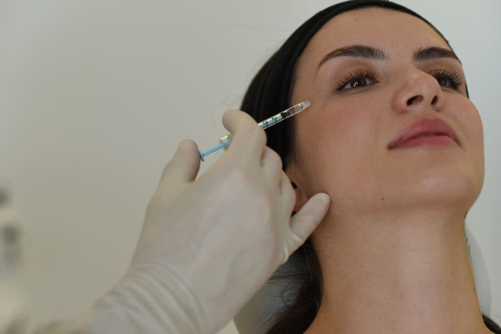 Injectare de toxină botulinică în zona din jurul ochiului, la o pacientă
