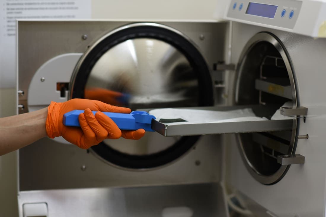 Tavă cu instrumentar introdusă în autoclavul clinicii, pentru ciclul de sterilizare
