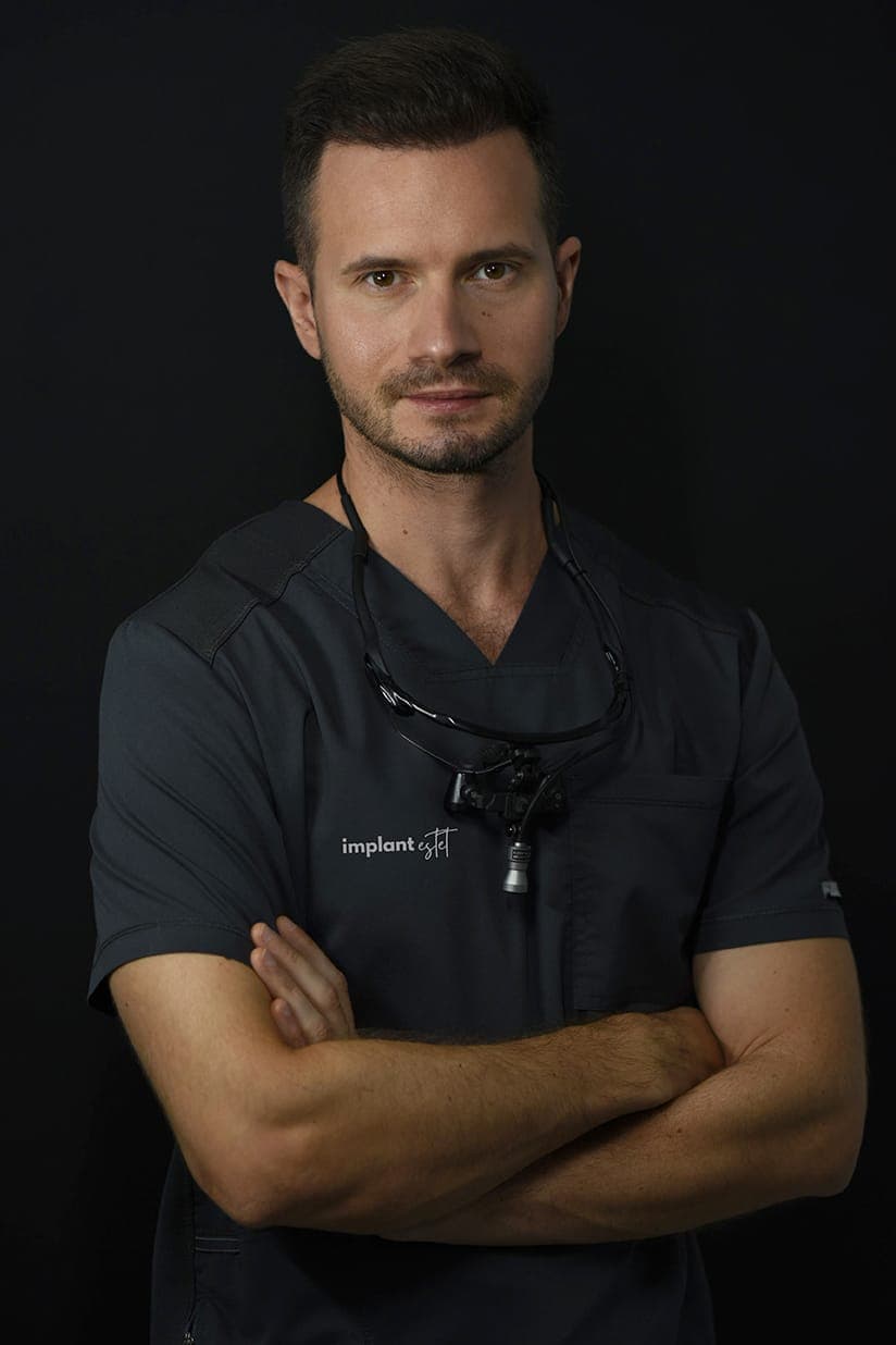 Dr. Paul Man, medic specialist Chirurgie Orală și Maxilo-Facială, cu lupe chirurgicale