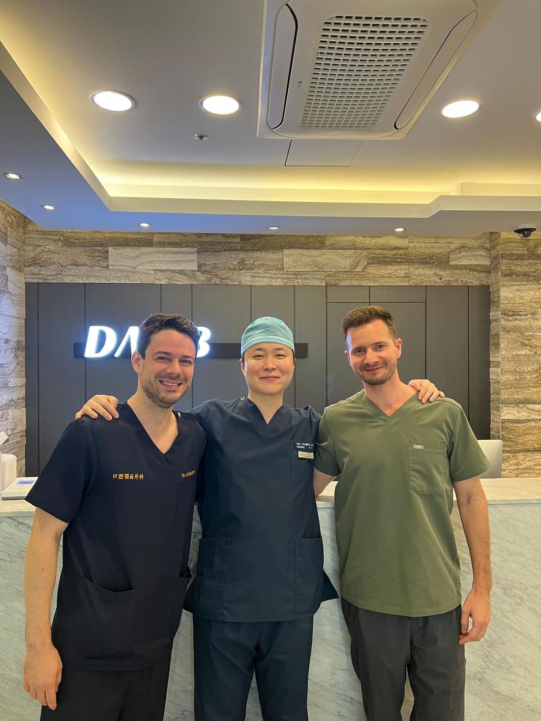 Dr. Paul Man (dreapta) alături de doi medici din secția de chirurgie oro-maxilo-facială a unei clinici din străinătate