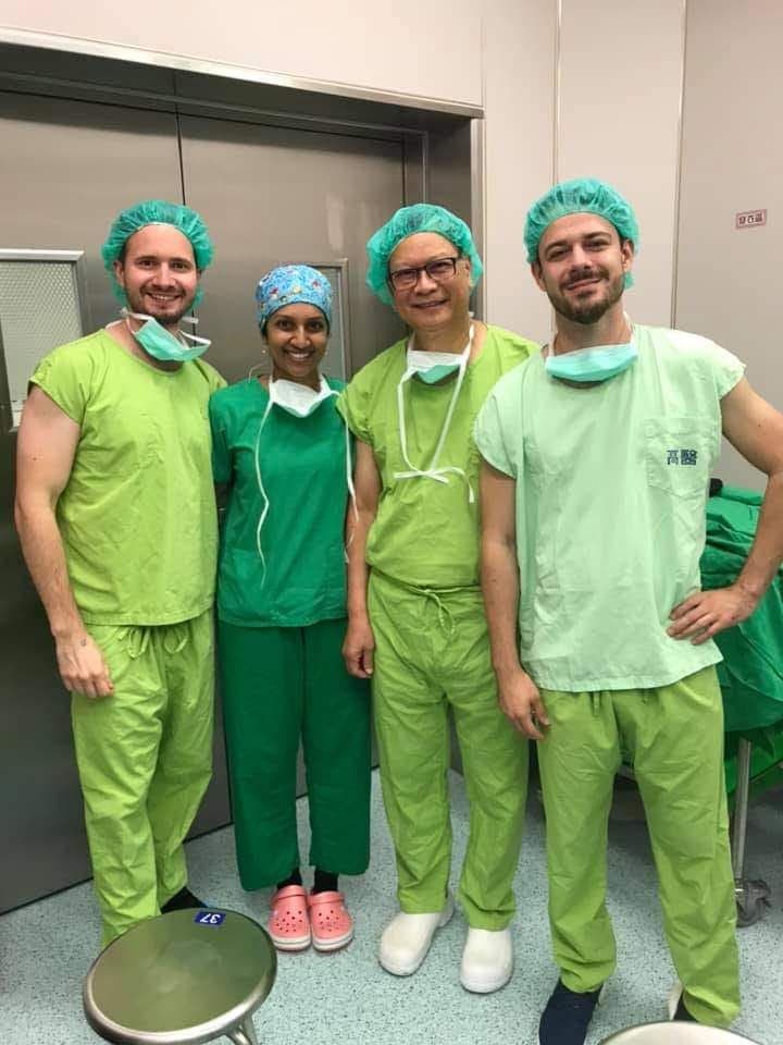 Dr. Paul Man (dreapta) și echipa chirurgicală, în halate și bonete de bloc operator, înaintea unei intervenții