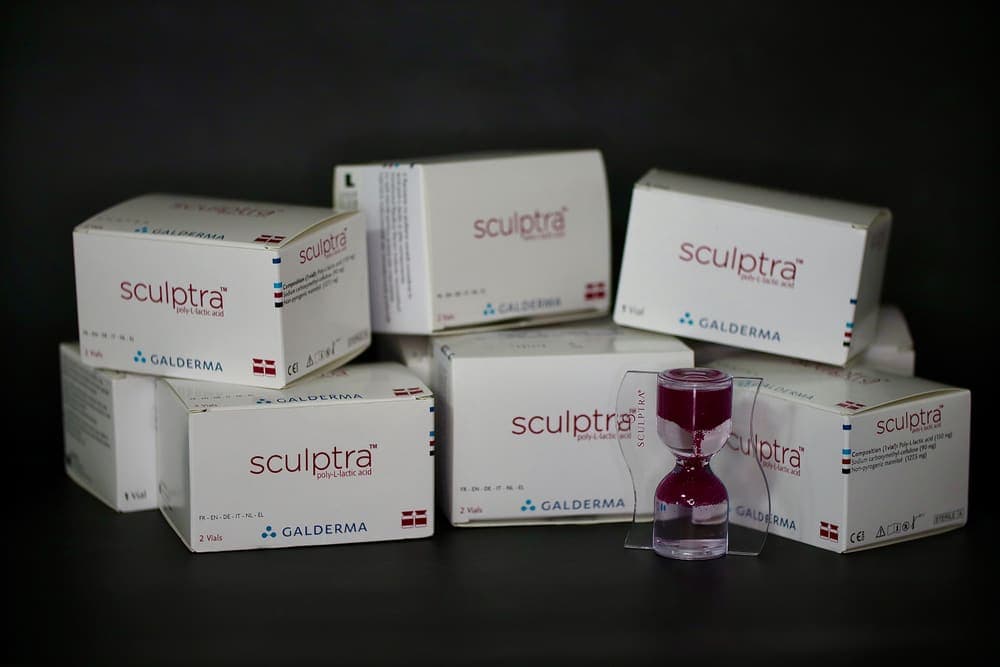 Cutii de Sculptra (Galderma) și o fiolă reconstituită, pregătită pentru injectare