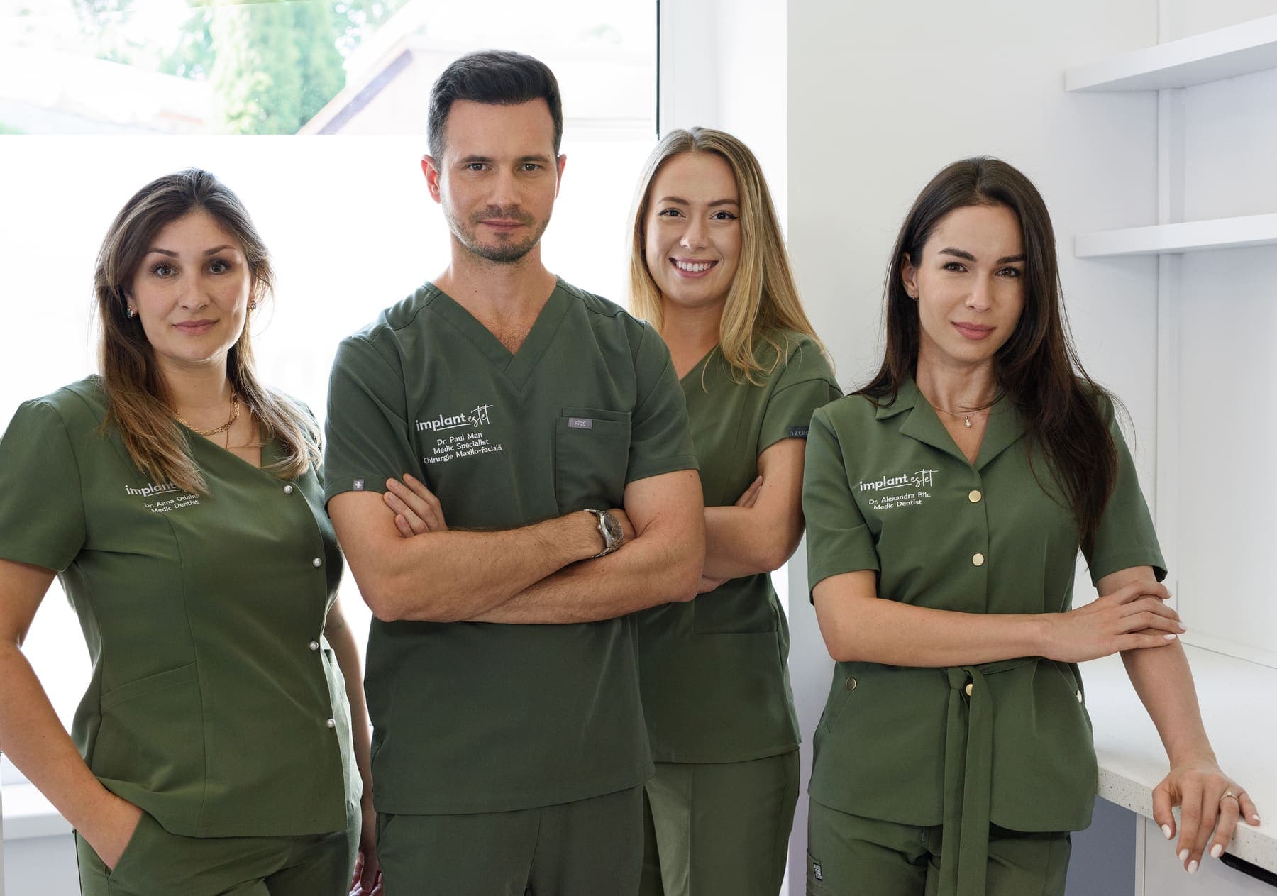 Echipa ImplantEstet - patru medici în uniforme verzi, în cabinetul clinicii din Gilău