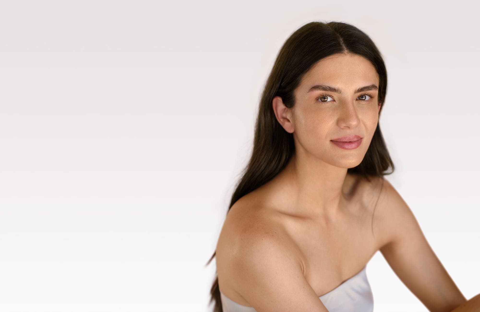 Pacientă cu ten uniform și trăsături naturale după tratamentele de estetică facială